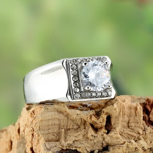 Gros plan d'une bague en titane pour homme avec gemme ronde et halo de diamants carrés