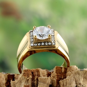 Gros plan d'une bague dorée avec une grande pierre centrale et un cadre en pavé de diamants