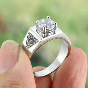 Makroaufnahme von Herren-Titanring mit rundem Hauptstein und dreieckigen Akzenten