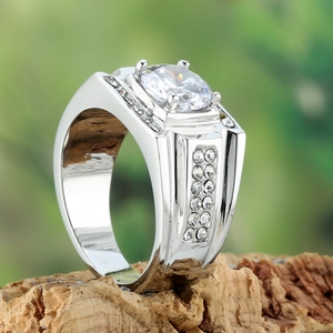 Bague en acier inoxydable pour homme avec grand zircon rectangulaire sur fond bois