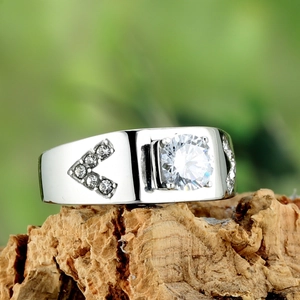 Bague pour homme en argent avec grand diamant rond et pierres latérales en forme de V