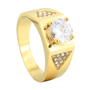 Herrenring aus vergoldetem Titanstahl mit rundem Zirkonia und seitlichen Akzenten im Modedesign