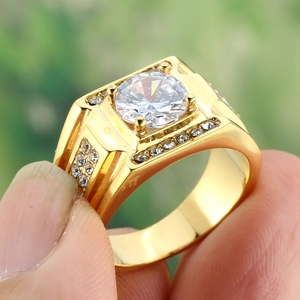 Bague pour homme en acier inoxydable doré avec un grand zircon rond serti à 4 griffes
