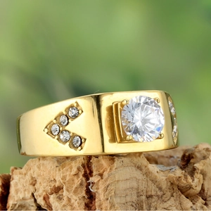 Bague classique pour homme en plaqué or avec grand solitaire CZ sur bois rustique