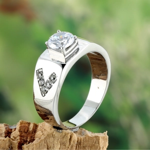 Bague pour homme en argent avec zircon carré et détails en V sur support en bois