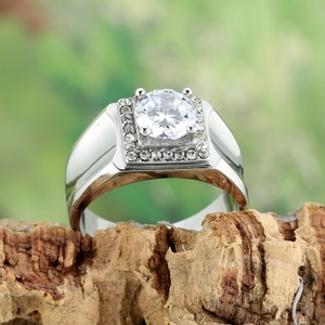 Bague pour homme en acier titane poli avec gros cristal rond et entourage de petits strass