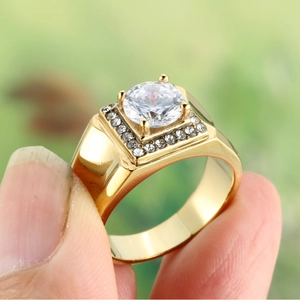 Bague pour homme en acier titane doré avec diamant solitaire et halo de micro-pavé