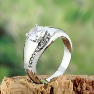 Vue détaillée d'une bague de fiançailles en titane avec une grande pierre sur un support
