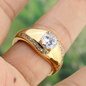 Bague en acier titane doré avec une grande pierre ronde et des détails brillants
