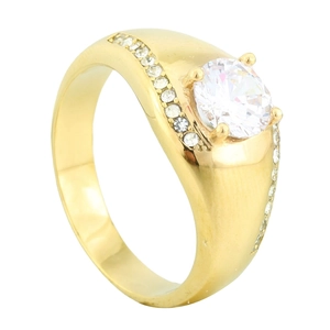 Vue détaillée de la bague en titane doré avec une grande incrustation de zircon blanc