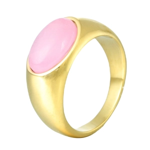 Detailansicht eines breiten Goldrings mit einem ovalen rosa Naturstein-Inlay
