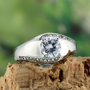 Bague de fiançailles en acier titane avec pierre naturelle sur fond de bois rustique