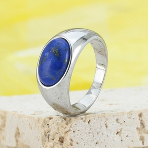 Makroaufnahme von ovalem Lapislazuli in poliertem Edelstahlring für Damen