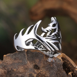 Bague T-Rex rétro en acier inoxydable avec griffes gothiques sur socle en bois rustique