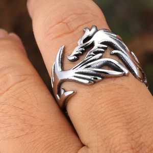Vue macro d'une bague dragon punk en acier inoxydable avec des textures évidées complexes