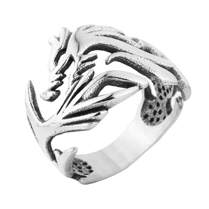 Détail macro de la bague dragon punk argentée avec écailles évidées et design de griffes