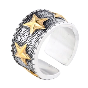 Bague vintage ajustable en argent oxydé ornée de motifs d'étoiles dorées punk