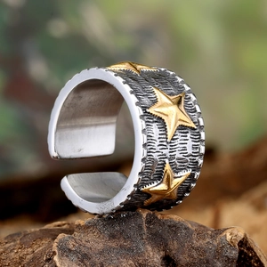 Bague punk rétro avec texture vintage et étoiles dorées sur bois patiné