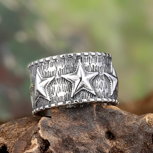 Bague étoile pentagramme vintage argent oxydé avec gravure punk sur base en bois