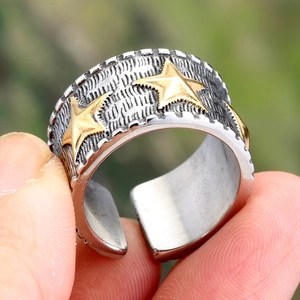 Bague large punk vintage ajustable avec étoiles dorées sur finition métal oxydé