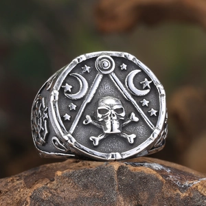 Makroaufnahme: Retro Edelstahl-Totenkopfring mit Freimaurersymbolen und Vintage-Finish