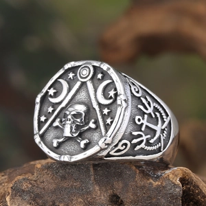 Makroaufnahme von Vintage-Totenkopfring mit Freimaurersymbolen und Mond auf Holzgrund