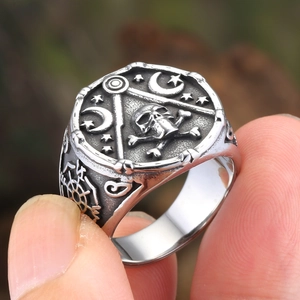 Vintage Siegelring aus Edelstahl mit Totenkopf und himmlischen Gravuren für Herren