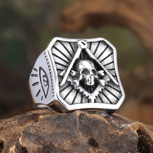 Détail macro d'une bague maçonnique gothique avec crâne et œil de la providence