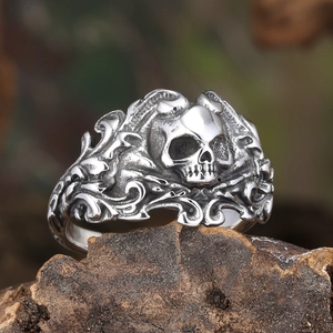 Vista macro de anillo gótico con calavera y patrones barrocos en acero vintage