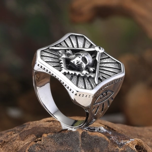 Détail de bague maçonnique vintage avec crâne et gravure de l'œil de la providence