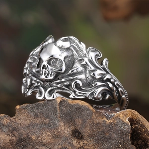 Anillo de calavera punk retro para hombre con acabado de plata antigua y grabados
