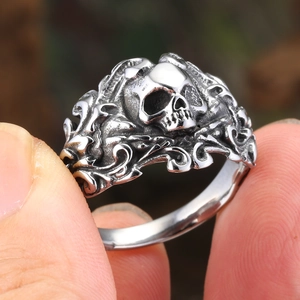 Anillo de calavera gótica para hombre con acabado retro blanco y negro y vides