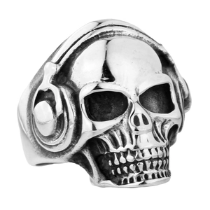 Bague tête de mort en acier titane style punk avec casque sur fond blanc épuré