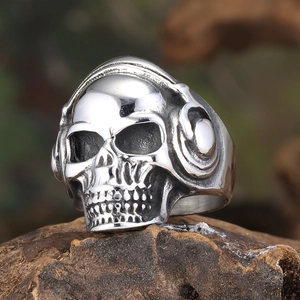 Vue détaillée d'une bague crâne avec casque en acier titane argenté style punk