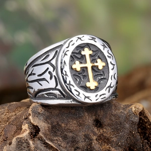 Anello sigillo retrò in acciaio inossidabile con emblema croce d'oro su sfondo di corteccia