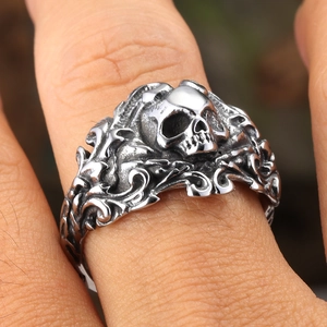 Anillo de calavera punk vintage con motivos góticos en acero envejecido para hombre
