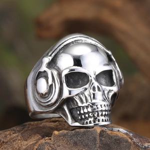 Détails macro d'une bague tête de mort punk avec casque sur texture de bois