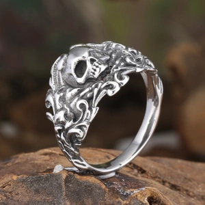 Detalle de un anillo de calavera plateado vintage con relieve gótico en superficie