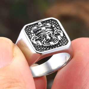 Détail macro d'une bague chevalière pharaon vintage argentée avec motif tribal en relief