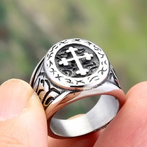 Anello con croce retrò in acciaio al titanio con texture di vite in finitura argento