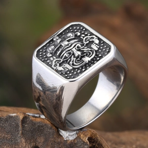Chevalière carrée vintage en acier inoxydable pour hommes avec motif de relief traditionnel
