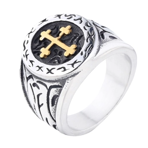 Dettaglio dell'anello gotico retrò con croce dorata e incisioni di rune classiche