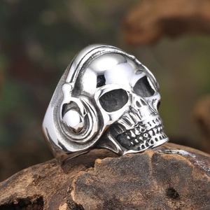 Bague crâne punk en acier titane avec casque sur fond de bois sombre