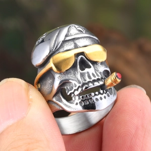 Bague tête de mort punk en acier avec lunettes de soleil dorées et cigare au bec