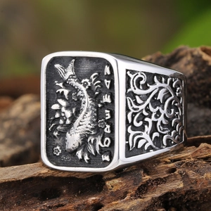 Bague pour homme en acier titane avec relief carpe koi et gravure Freeman