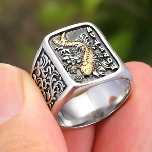 Chevalière Carpe Koi en Acier Inoxydable Vintage pour Hommes Rétro Gravé Motif Freeman Carré Bicolore Bijoux Punk Biker