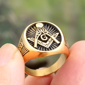 Bague franc-maçon vintage en or avec équerre compas et l'œil de la providence sur un doigt