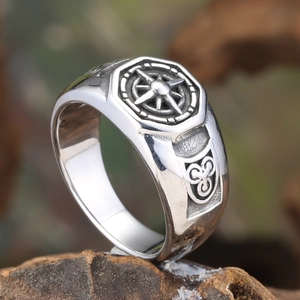 Bague boussole vintage en acier argenté avec nœud celtique sur socle en bois