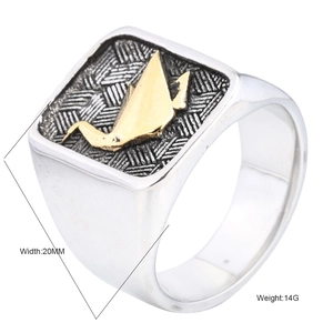 Bague chevalière vintage en acier pour homme avec un grue en origami dorée sur fond noir