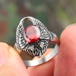 Bague vintage en acier inoxydable avec gros rubis rouge et motifs d'ailes d'ange argent